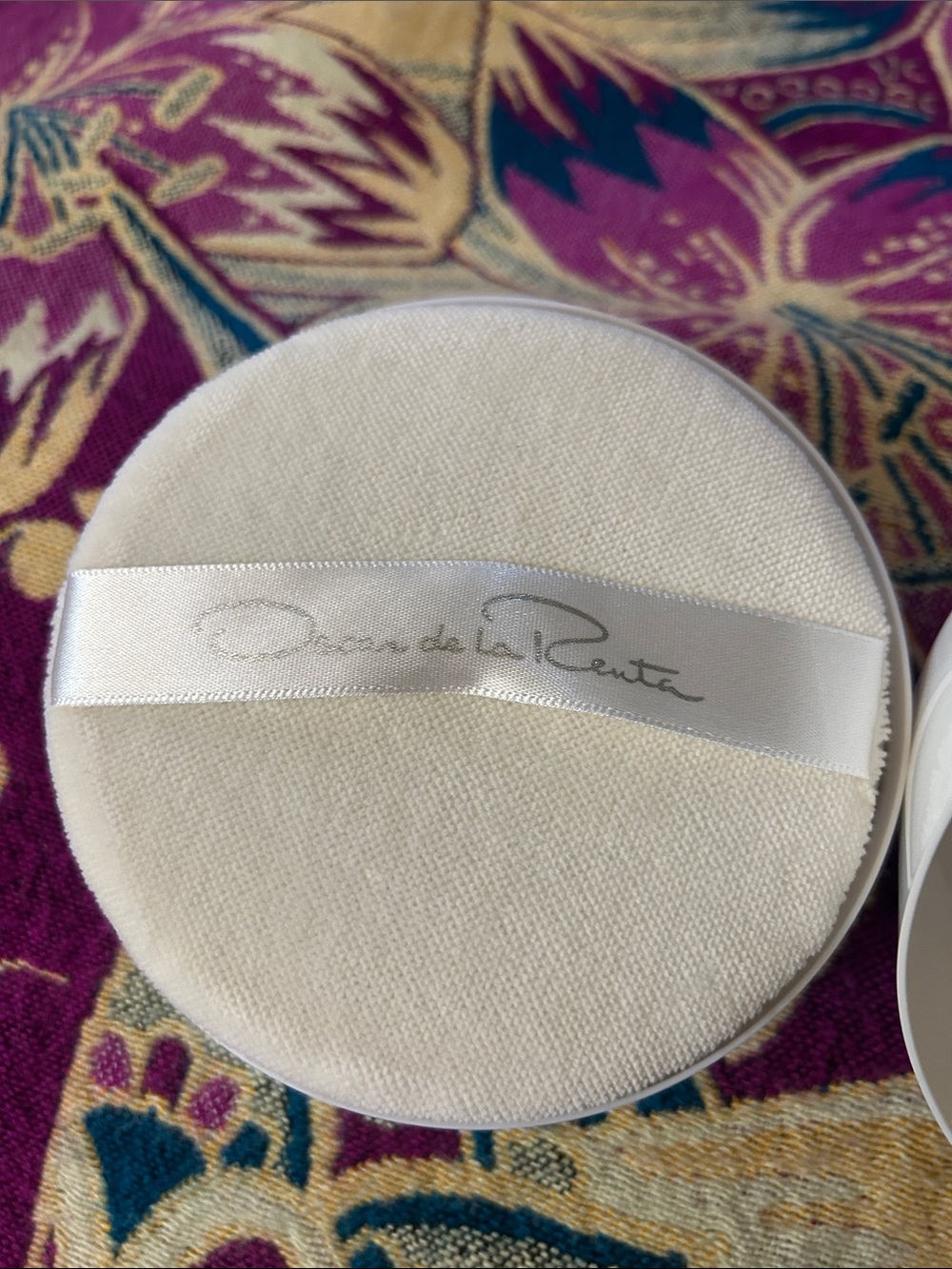 New Oscar De La Renta Body Powder - Picture 11 of 14